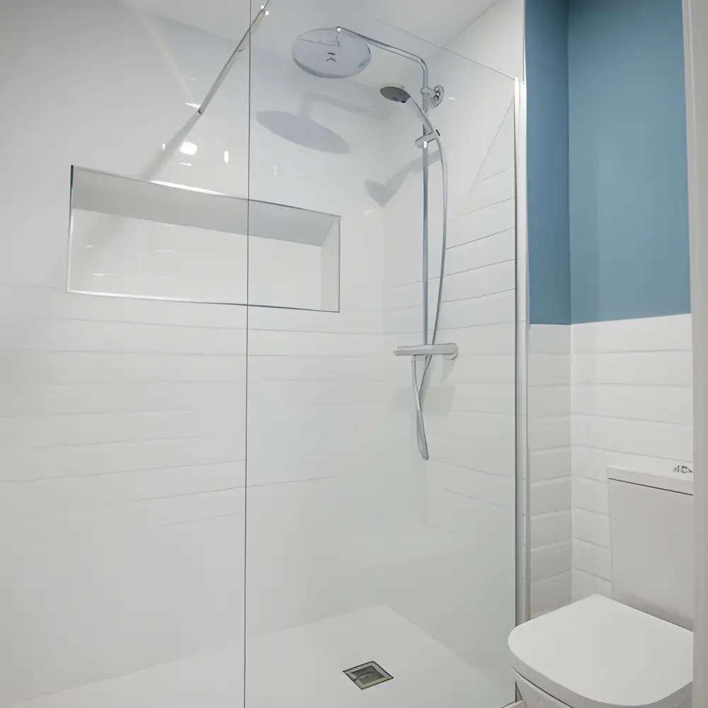 Alicatado de azulejos en un baño de Móstoles