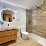 Baño reformado en Móstoles con mampara y grifería nueva